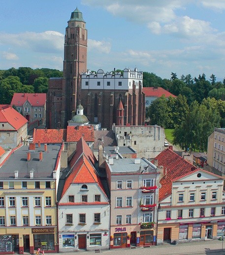  Kamienice rynku, ponad nimi kościół – widok z ratuszowej wieży