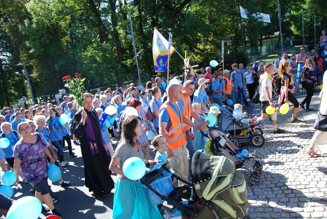 Pielgrzymi u stóp Matki