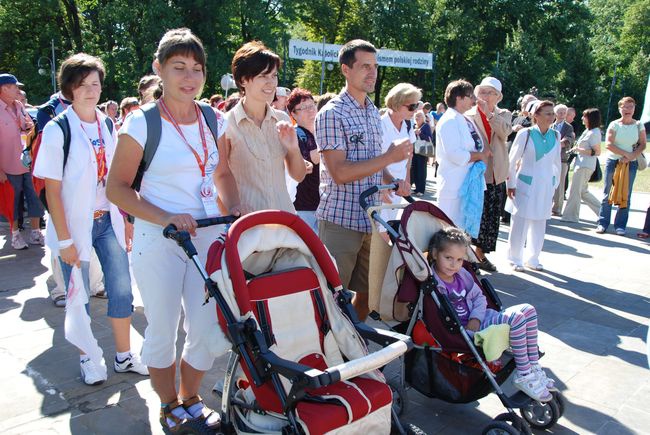 Pielgrzymi u stóp Matki