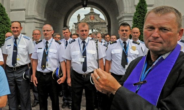 Ten krzyż, zdjęty ze ściany w radomskiej komendzie, zabrali na pątniczy szlak policjanci