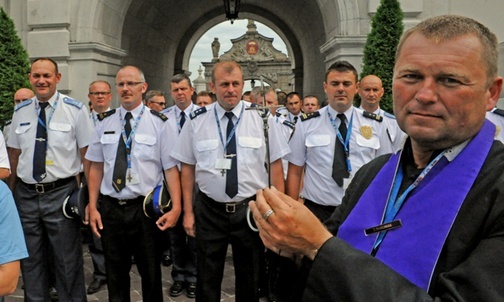 Ten krzyż, zdjęty ze ściany w radomskiej komendzie, zabrali na pątniczy szlak policjanci