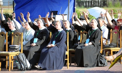 Grupa sióstr zakonnych w geście otwarcia się na działanie Ducha Świętego