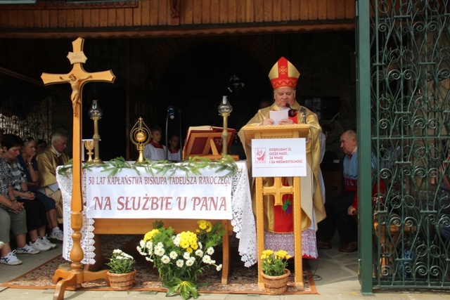 Bp Tadeusz Rakoczy z turystami na Groniu Jana Pawła II