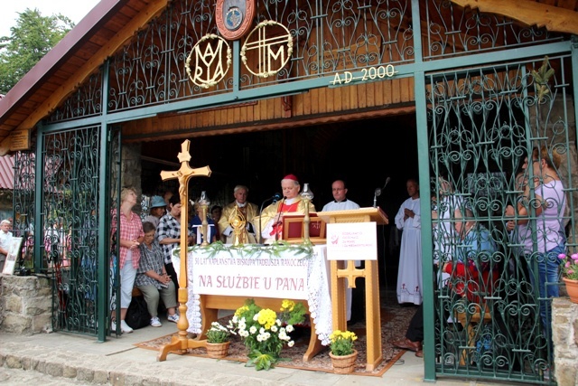 Bp Tadeusz Rakoczy z turystami na Groniu Jana Pawła II