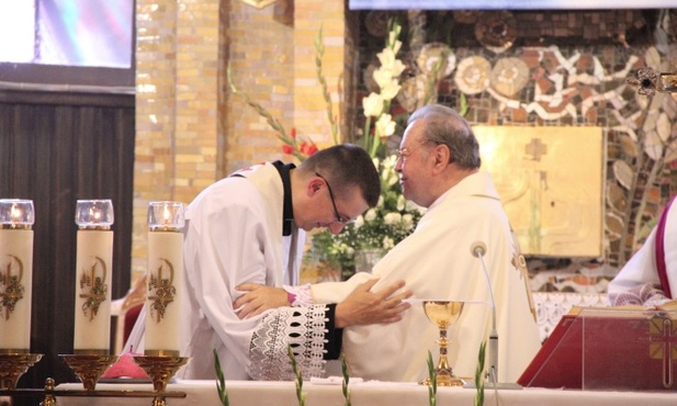 O. Dariusz W. Andrzejewski i bp Bogdan Wojtuś przekazują sobie znak pokoju