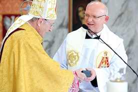 Kardynał wręcza pierścień kustoszowi sanktuarium o. M. Grakowiczowi