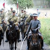 Polscy ułani dumni po zwycięstwie pod Komarowem. Była to ostatnia tak duża bitwa jazdy  w dziejach Europy