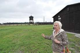 Stanisława Kruszewska  zd. Wilczak wskazuje miejsce pracy jej ojca w obozie na Majdanku 