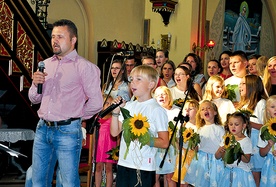 Obecni i byli członkowie Promyków Maryi zaśpiewali razem 11 sierpnia w kościele pw. Wniebowzięcia NMP w Zębowicach 