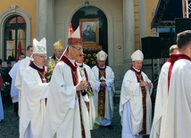 Arcybiskupi i biskupi modlili się przed obrazem Matki Bożej Pokornej, zawierzając Jej całą metropolię górnośląską