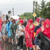 W tym roku pątnikom dawały się we znaki upały, choć i marszruta w deszczu łatwa nie jest