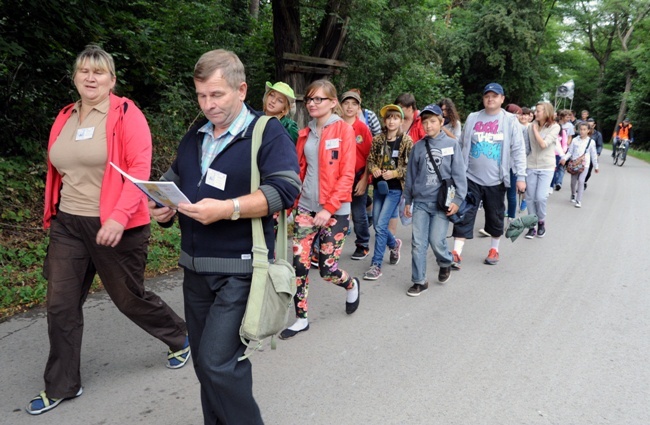 Idą na uroczystość MB Częstochowskiej