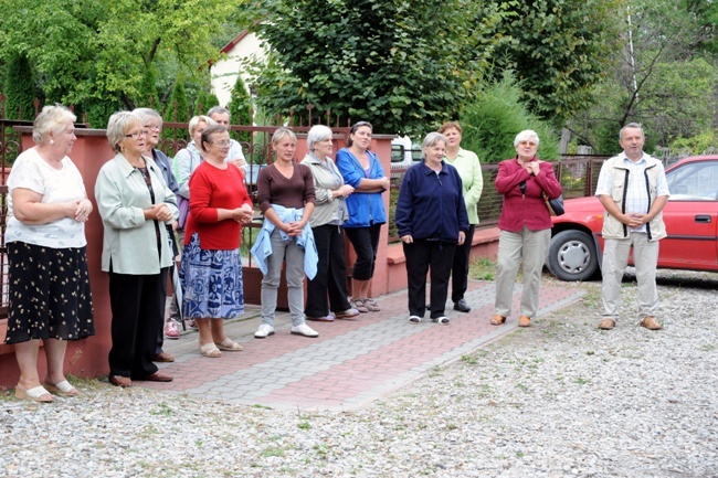 Idą na uroczystość MB Częstochowskiej