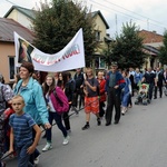 Idą na uroczystość MB Częstochowskiej