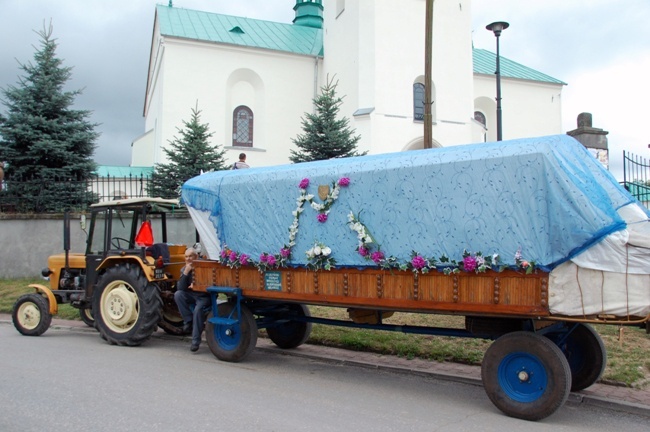 Idą na uroczystość MB Częstochowskiej