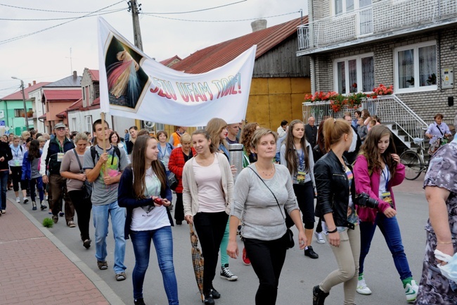 Idą na uroczystość MB Częstochowskiej