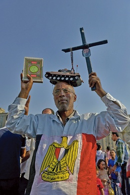 Muzułmanie, wojsko i chrześcijanie razem? Dobrze by było. Niestety, to symboliczne zdjęcie ilustruje raczej naturę konfliktu w Egipcie: pozorna wojna religijna w rzeczywistości jest kontrolowanym przez armię napuszczaniem islamskich radykałów na mniejszość chrześcijańską 