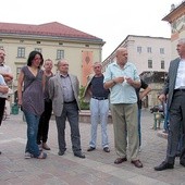 Kraków. Plac Szczepański. Ogłoszenie powołania „Sieci solidarności”. Pierwszy od prawej Edward Nowak, drugi Maciej Mach 