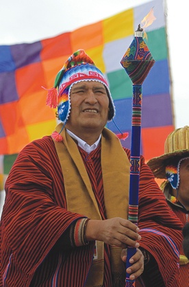 Evo Morales często przebiera się za indiańskiego wodza, jak 16 grudnia 2012 r. podczas uroczystości nad jeziorem Titicaca