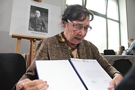  Lidia Eberle, narzeczona „Łupaszki”, odebrała dokument potwierdzający jego identyfikację