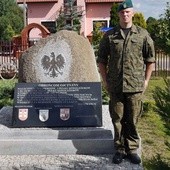 Pod pomnikiem bohaterów "szarży arcelińskiej" zaciągnęli wartę członkowie płońskiego "Strzelca" 