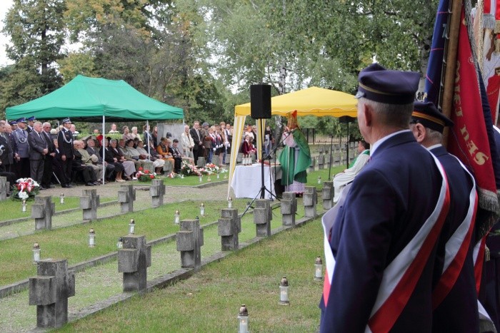 Msza św. polowa na cmentarzu wojennym w Łowiczu