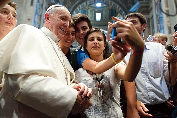 Papież pozuje do zdjęcia ze spotkaną w bazylice św. Piotra grupą młodzieży z diecezji Piacenza