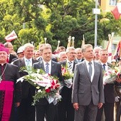  Metropolita gdański i związkowcy złożyli także kwiaty pod historyczną bramą nr 2 Stoczni Gdańskiej