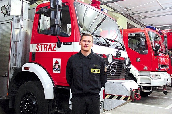  Marek Trzeciak jako strażak zmaga się codziennie z różnymi niebezpieczeństwami. W wolnym czasie trenuje arm wrestling