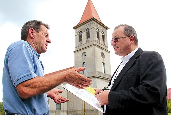  Kościół będzie miał nową elewację już w przyszłym roku. Na zdjęciu: Proboszcz z Osiecznicy w rozmowie z sołtysem