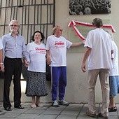 Odsłonięcie tablicy upamiętniającej strajk. W tle historyczna brama