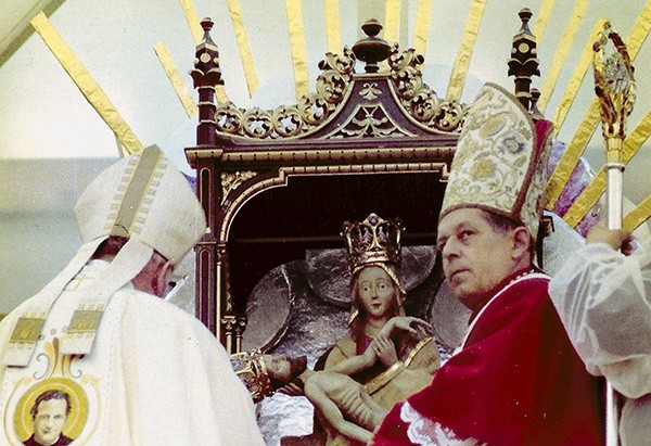  Bp Ignacy Jeż i kard. Józef Glemp w momencie koronacji 18 września 1988 r.