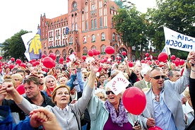  Zaraz po modlitwie zawierzenia Słupska Jezusowi zebrani na placu Zwycięstwa zaśpiewali „Abba, Ojcze”, trzymając się za ręce