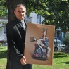 Ks. Krzysztof Włodarczyk prezentuje obraz cudownej Piety, który będzie wręczany przedstawicielom parafii.
