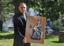 Ks. Krzysztof Włodarczyk prezentuje obraz cudownej Piety, który będzie wręczany przedstawicielom parafii.