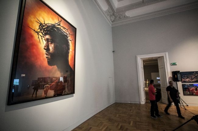 "In God We Trust" - kontrowersyjna wystawa w "Zachęcie"