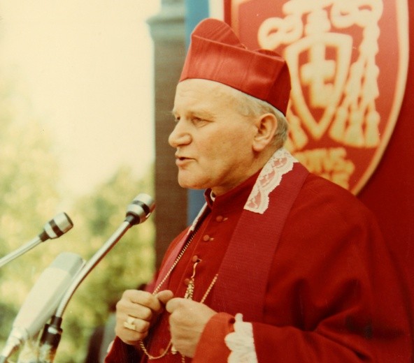 Jan Paweł II świętym w Niedzielę Miłosierdzia