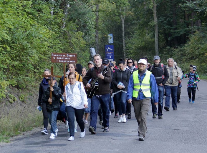 Pielgrzymi w drodze do Gietrzwałdu