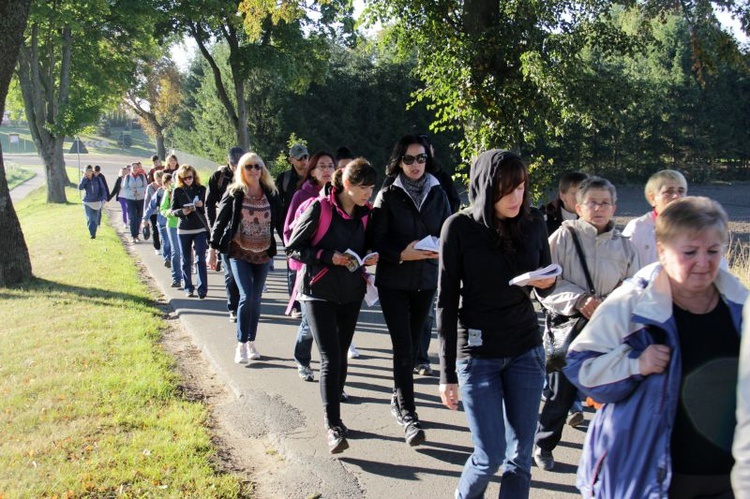 Pielgrzymi w drodze do Gietrzwałdu