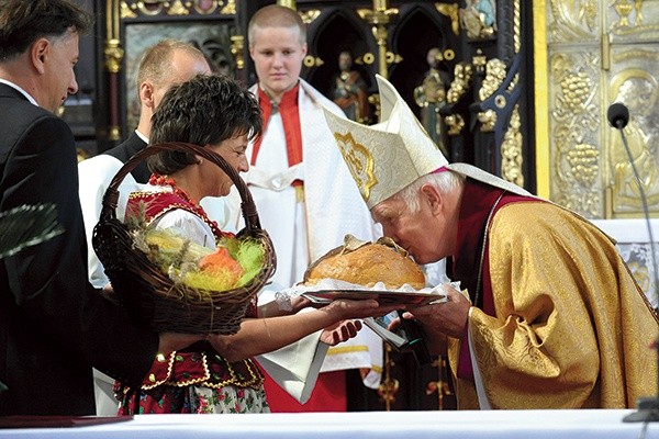 Biskup Ignacy Dec doskonale wie, ile pracy trzeba włożyć w bochenek chleba, pochodzi bowiem z rolniczej rodziny