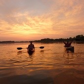 Kiedy słońce zachodziło, z pokładu kajaków uczestnicy wyprawy mogli zachwycać się niesamowitymi krajobrazami