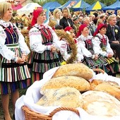  Bochnami chleba wypieczonego z mąki z tegorocznych zbiorów obdarowano kapłanów i osoby współpracujące z powiatem i gminami powiatu opoczyńskiego