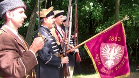 Przy pomniku upamiętniającym bohaterów 1863 roku w Osieku wartę zaciągnęli członkowie grupy rekonstrukcyjnej powstania styczniowego z Gołymina i Płocka 