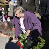 Rodzone siostry Zygfryda Kulińskiego "Albina" składają kwiaty przy pomniku bohaterskich Żołnierzy Wyklętych