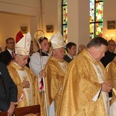 W dziękczynieniu uczestniczyli: abp Józef Kowalczyk i bp Tadeusz Rakoczy