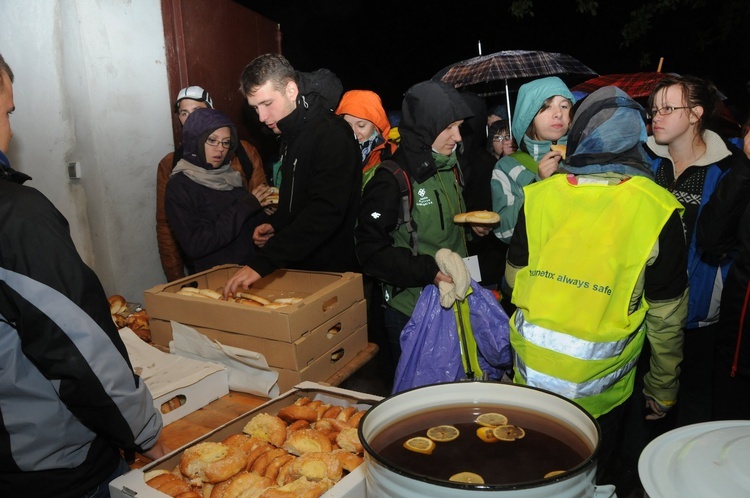 Nocna pielgrzymka młodzieży do Rud