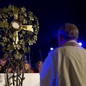 Wystawienie Najświętszego Sakramentu podczas spotkania młodzieży w Skrzatuszu