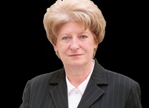 Hanna Suchocka w latach 2001–2013 była ambasadorem Rzeczypospolitej Polskiej przy Stolicy Apostolskiej, w latach 1992–1993 premierem Polski, w rządzie Jerzego Buzka pełniła funkcję ministra sprawiedliwości, była posłem na Sejm. Jest profesorem prawa.