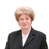 Hanna Suchocka w latach 2001–2013 była ambasadorem Rzeczypospolitej Polskiej przy Stolicy Apostolskiej, w latach 1992–1993 premierem Polski, w rządzie Jerzego Buzka pełniła funkcję ministra sprawiedliwości, była posłem na Sejm. Jest profesorem prawa.