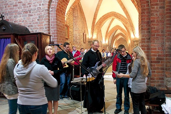  Zespół z parafii Podwyższenia Krzyża Świętego w Gliwicach w sanktuarium w Rudach